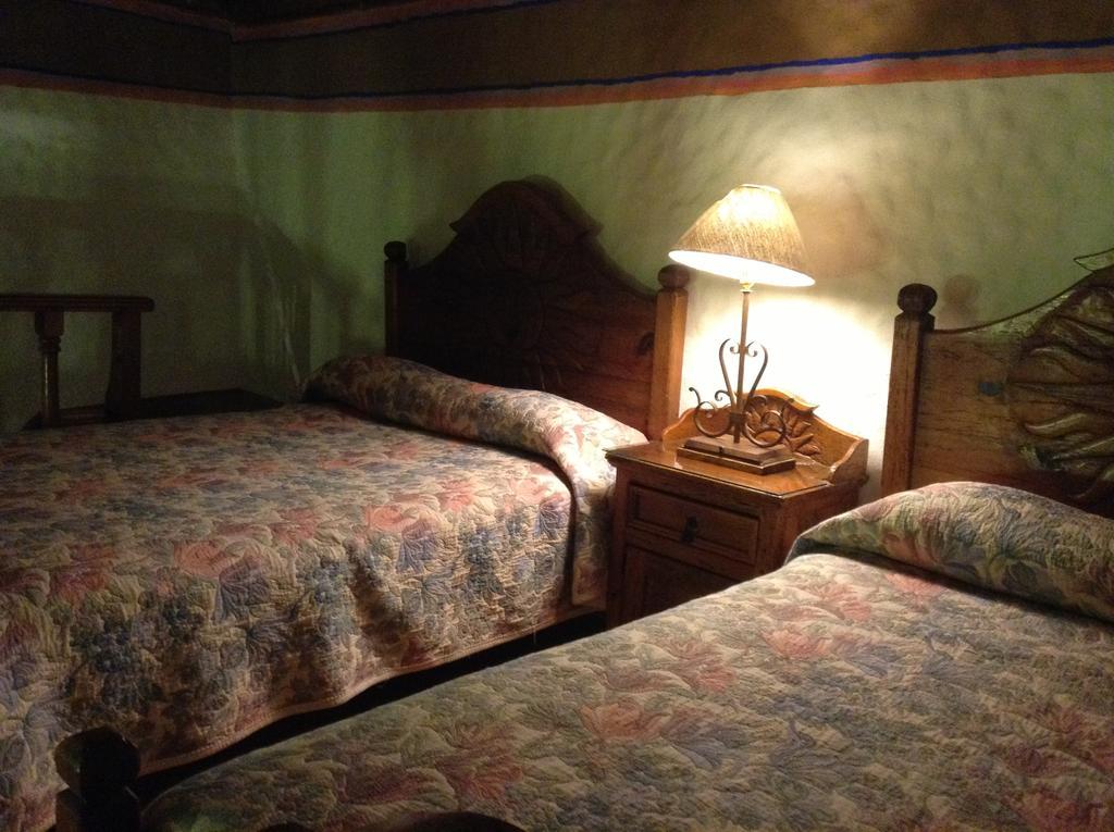 Hotel Los Escudos Pátzcuaro Quarto foto